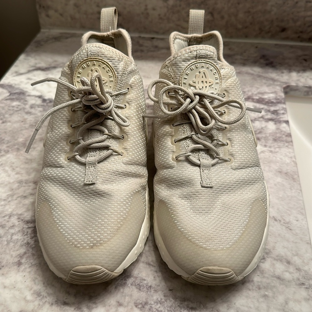 NIKE Air Huarache women’s off-white everyday shoes size 9